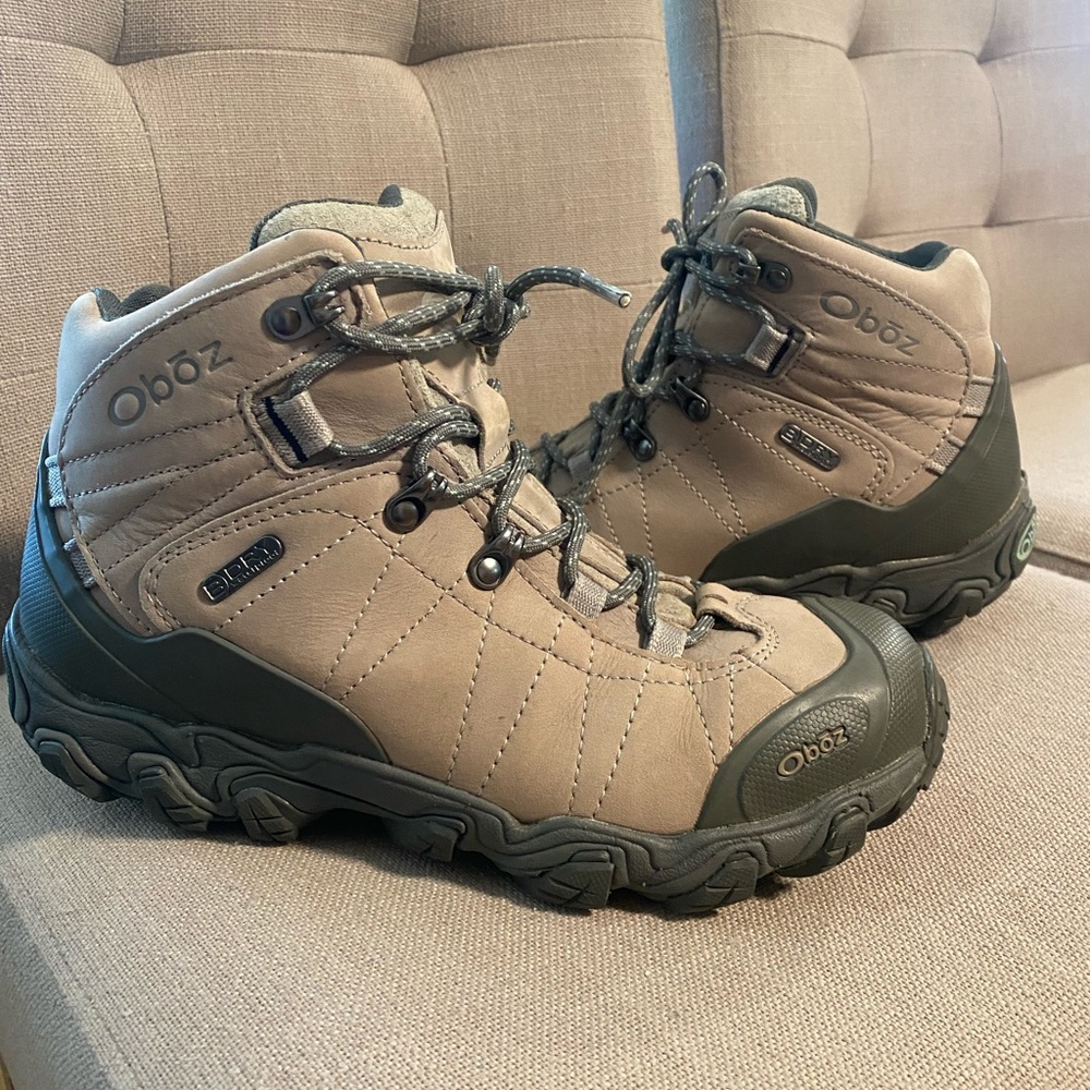 Oboz Womens 9 Wide Waterproof hiking walking boot…brown almost new